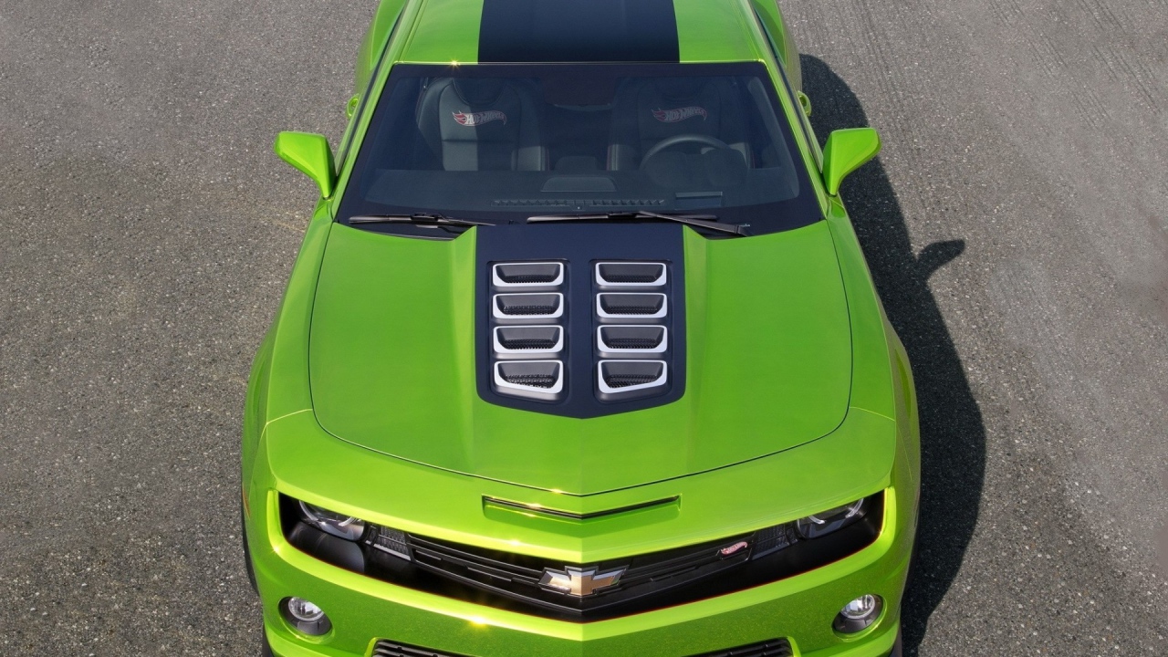 Мощный зеленый Chevrolet Camaro на дороге