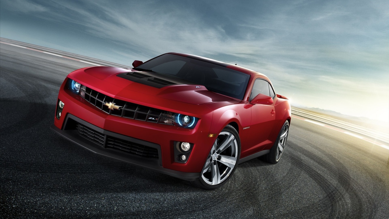Следы от шин красного автомобиля Chevrolet Camaro ZL1