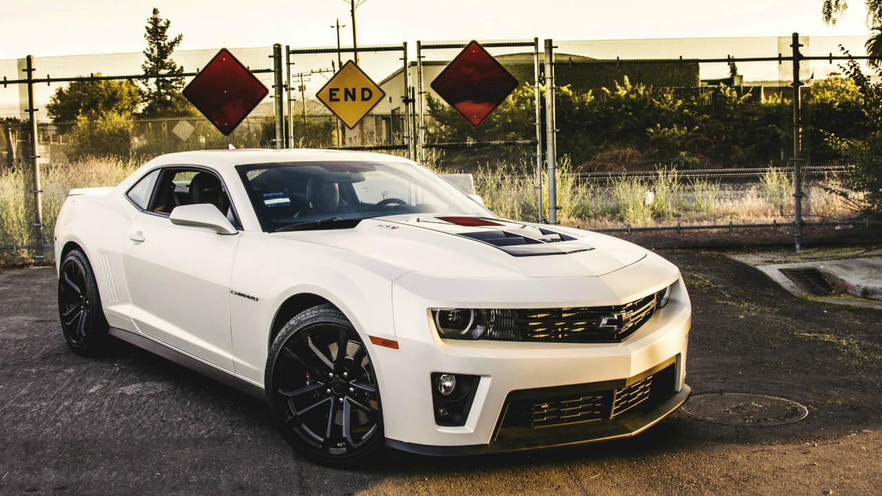Белый Chevrolet Camaro ZL1