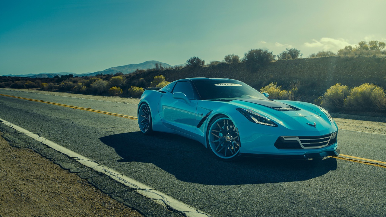 Нежно голубой Chevrolet Corvette C7 под летним солнцем