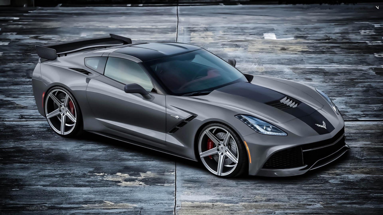 Серебристый спортивный Chevrolet Corvette C7