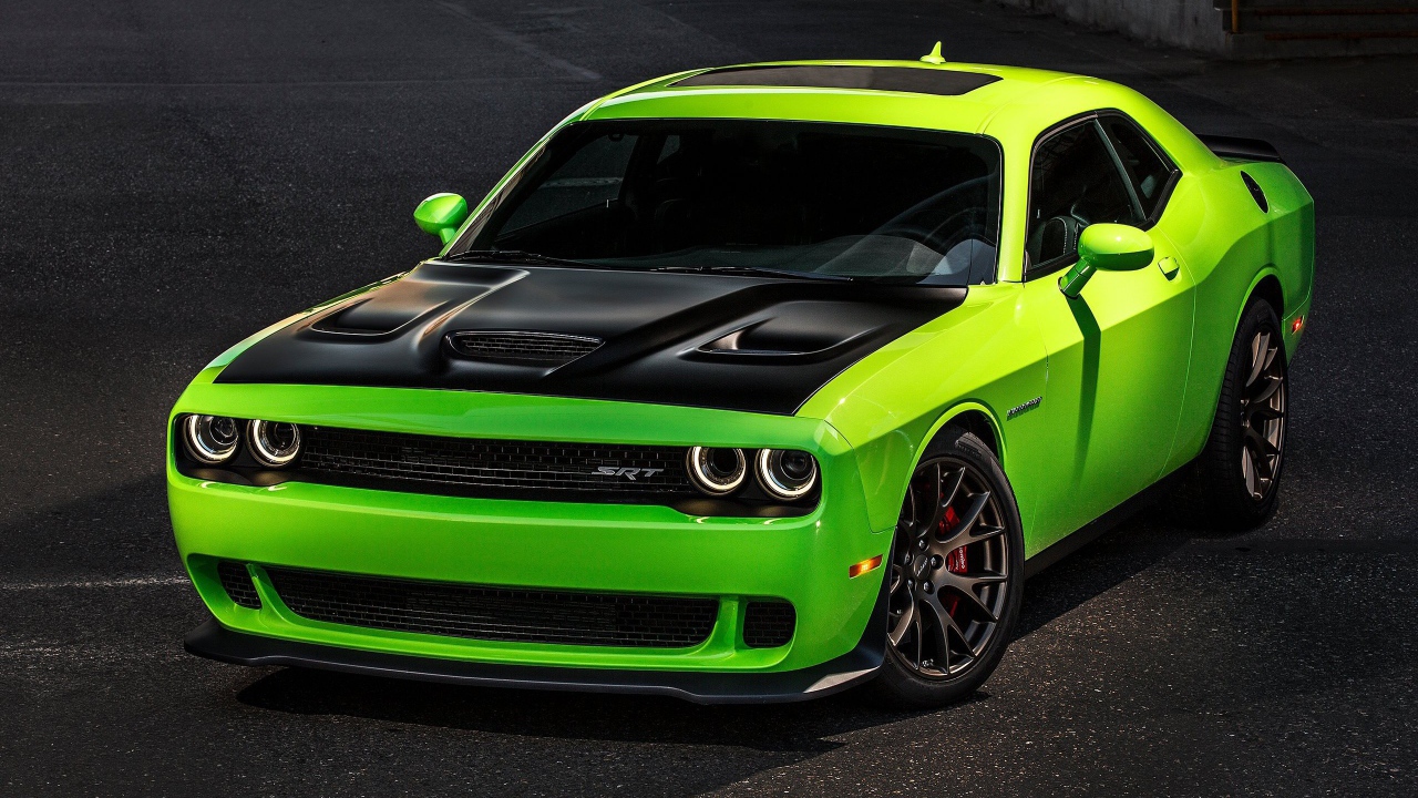Зеленый Dodge Challenger с черным капотом