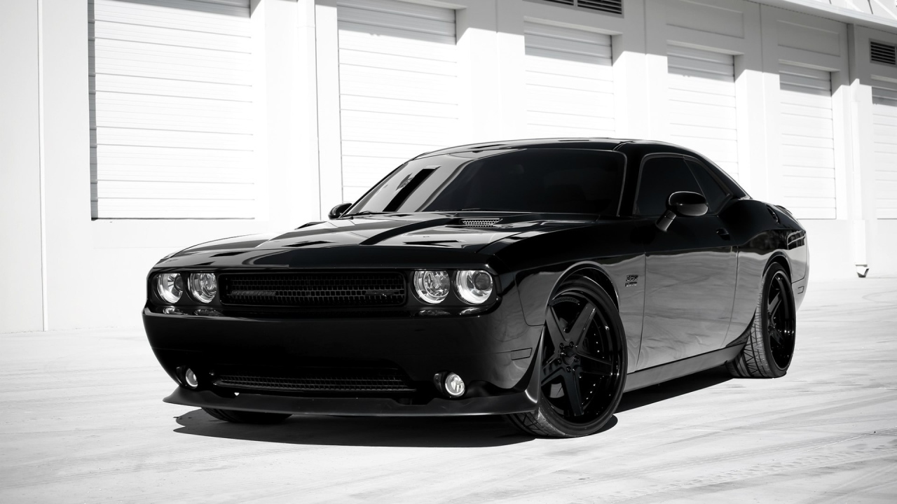Стильный черный Dodge Challenger SRT8