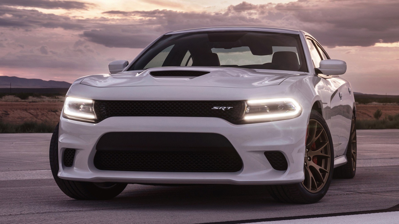 Белый Dodge Charger SRT 2015