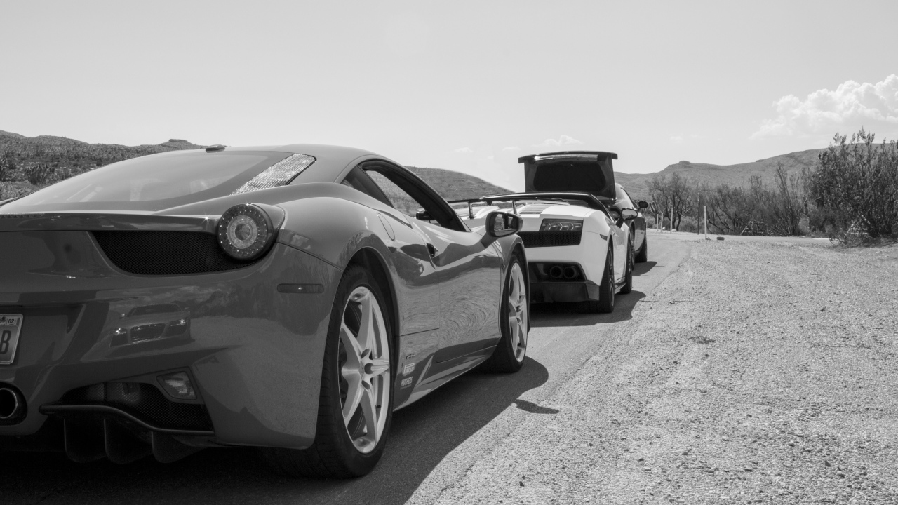 Черно белое фото автомобиля Ferrari 458