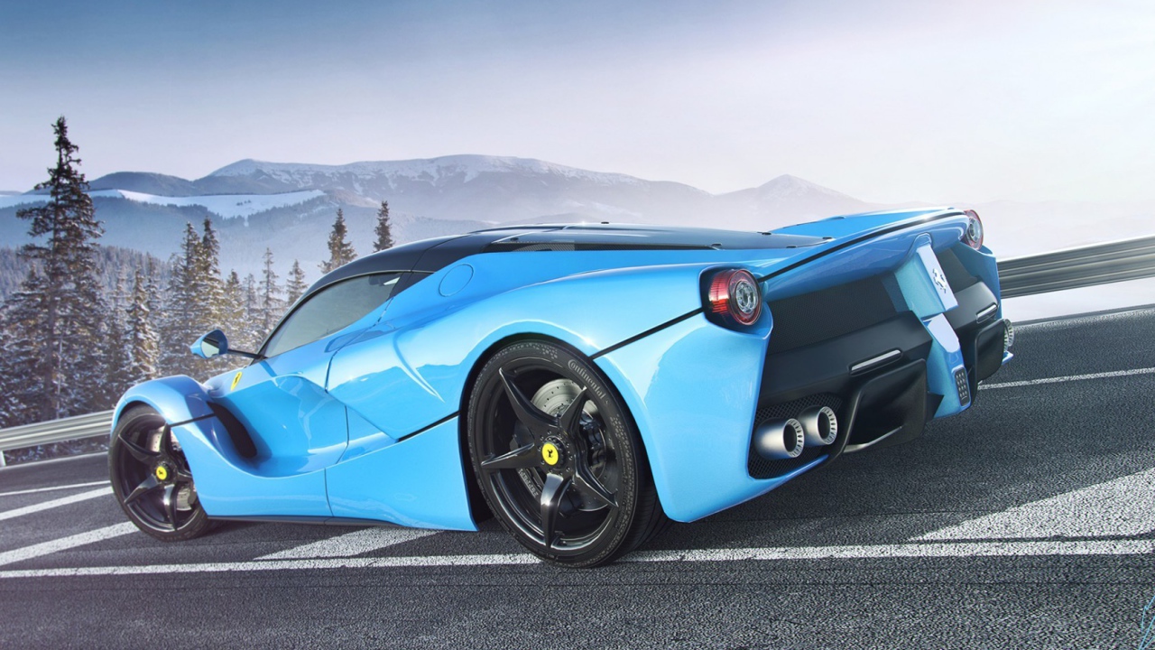 Голубой Ferrari LaFerrari на горной дороге