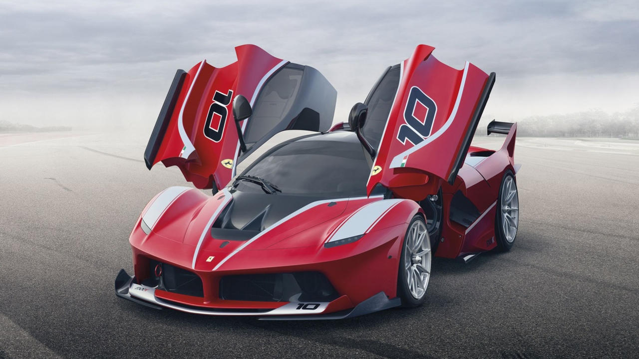 Открытые двери авто Ferrari FXX K