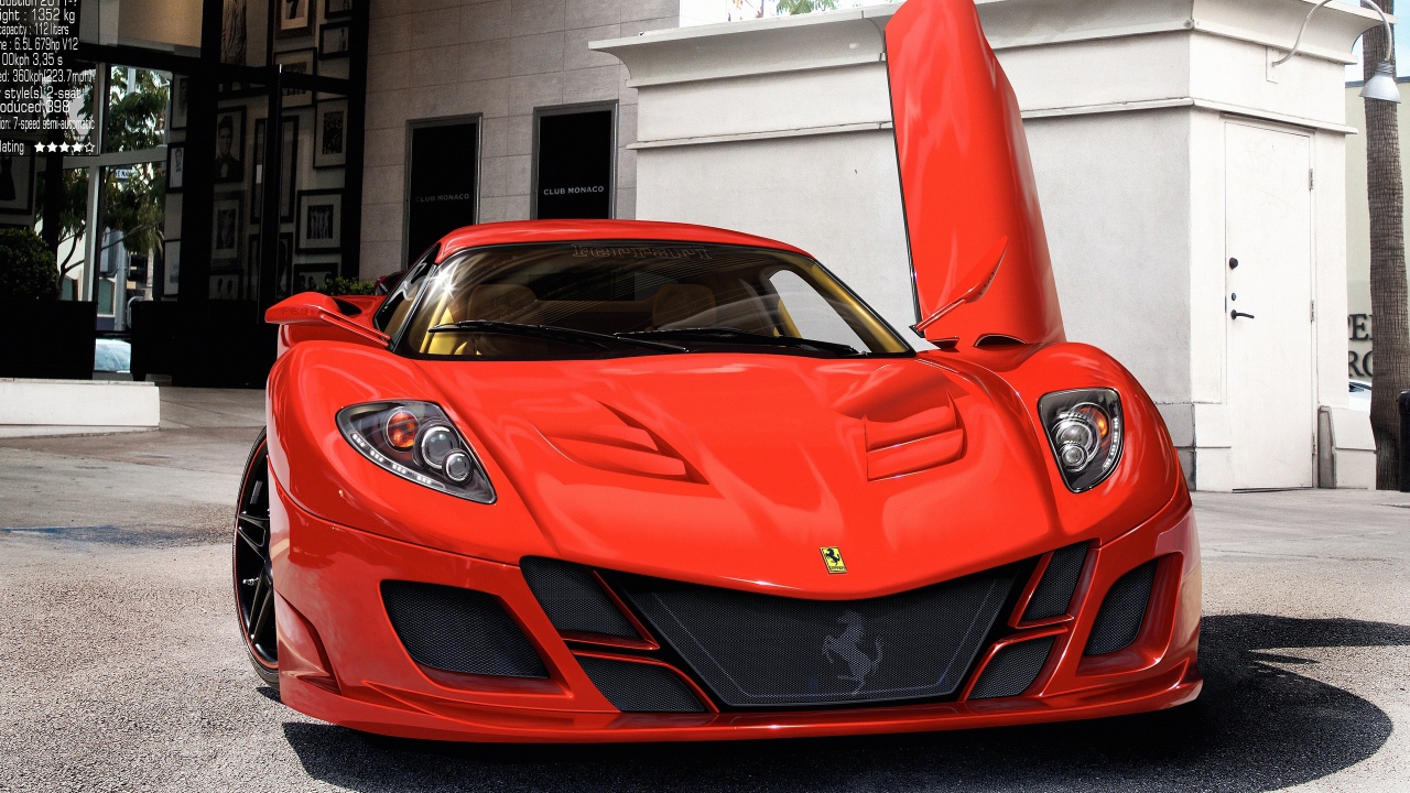 Красный Ferrari у белого здания