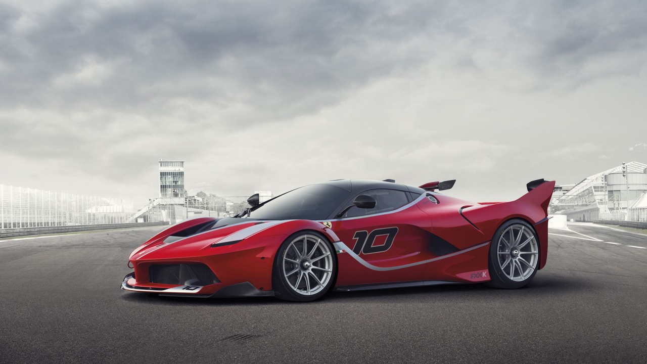 Красный автомобиль Ferrari FXX K