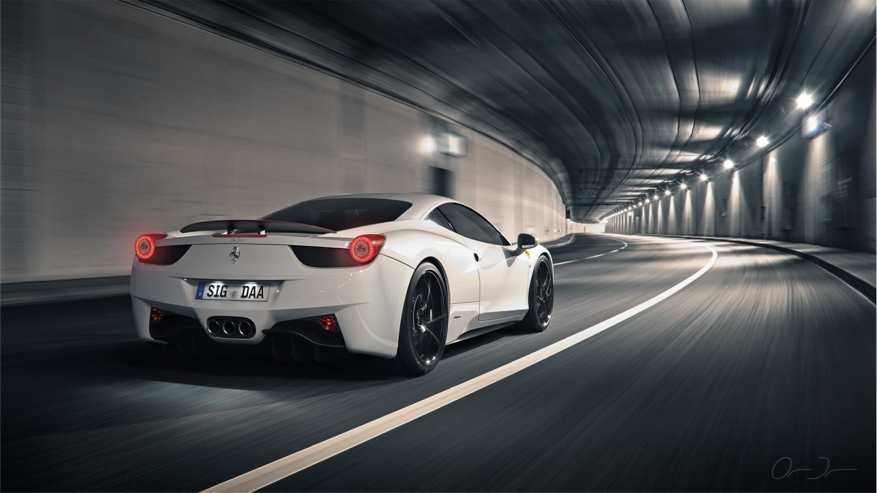 Белый Ferrari 458 в тоннеле