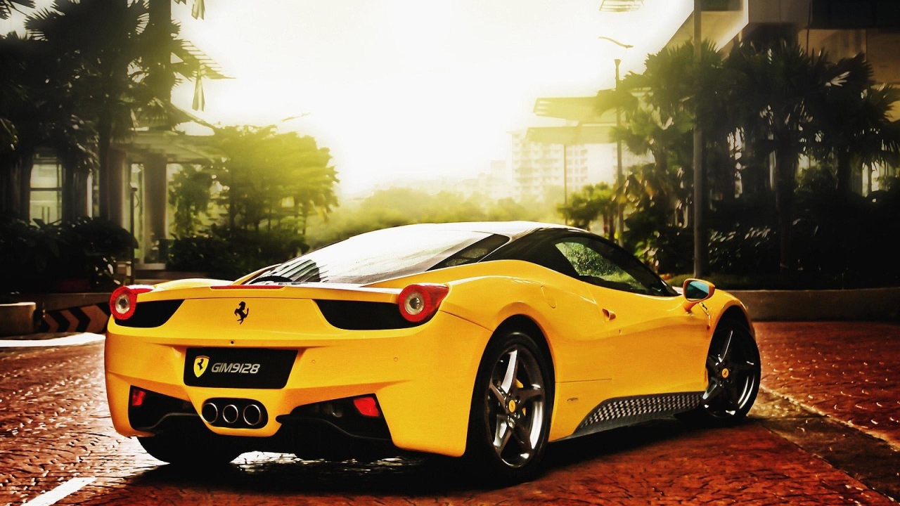 Желтый Ferrari 458 на брусчатке улицы