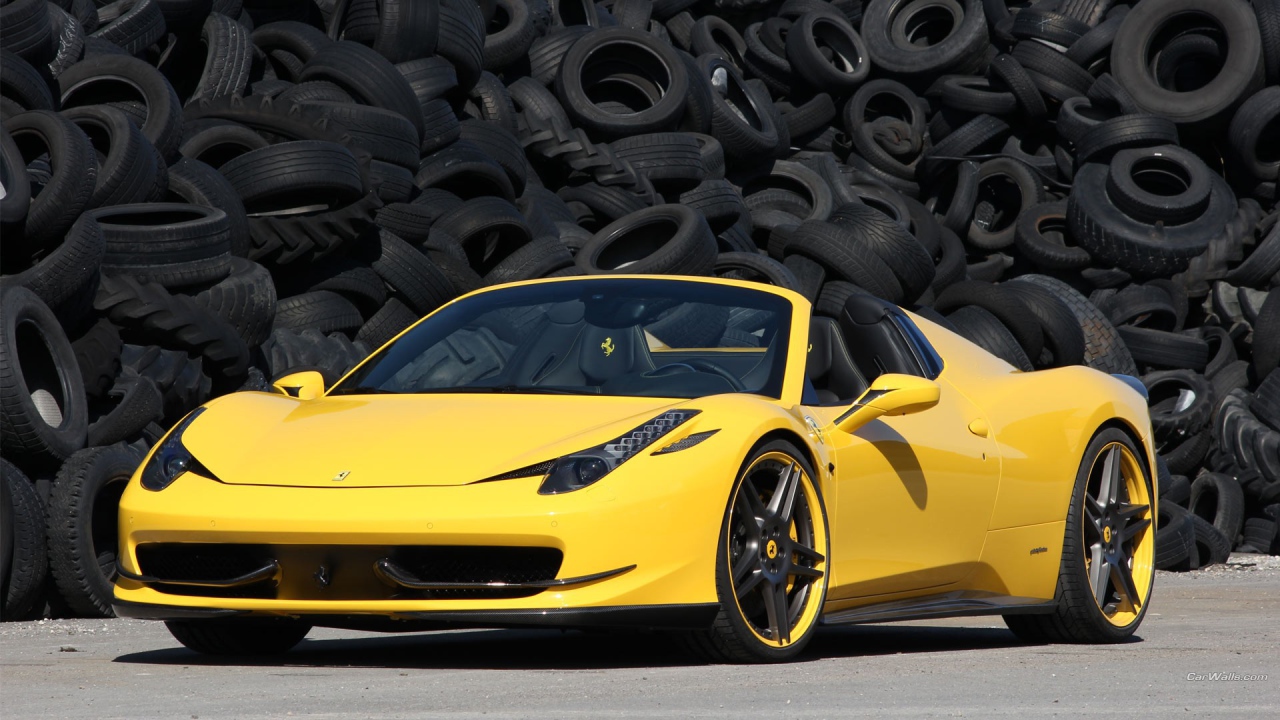 Желтый суперкар Ferrari 458 на фоне покрышек