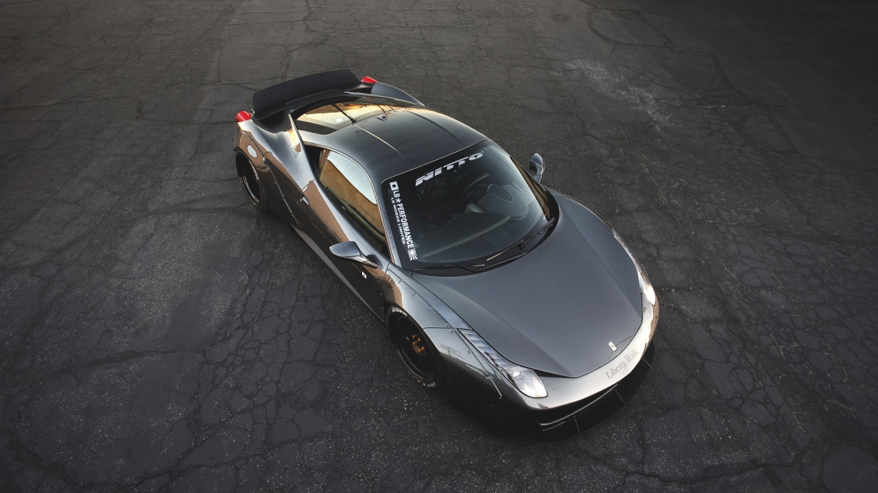 Гоночный Феррари на черном асфальте