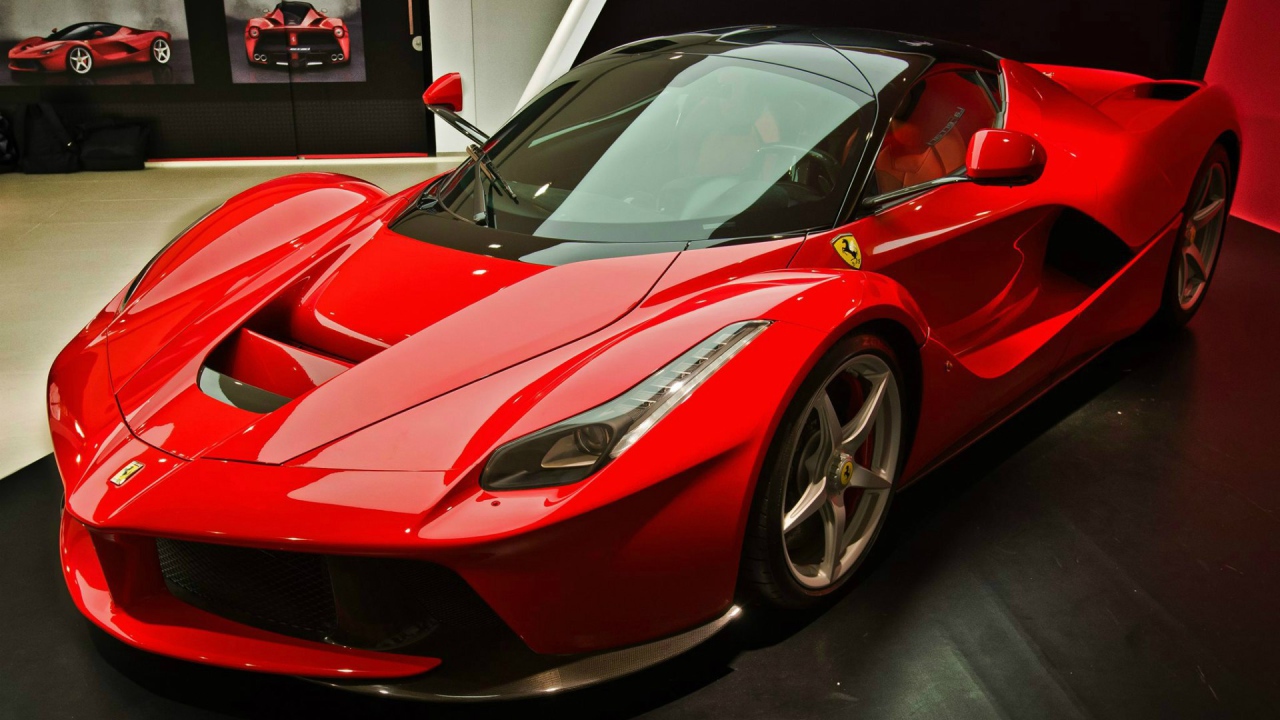 Красный гоночный Ferrari LaFerrari