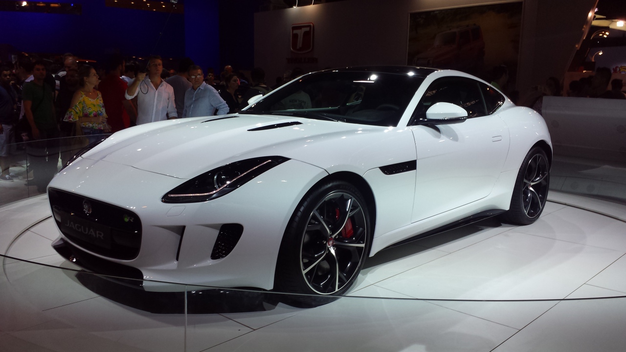 Новый белый Jaguar на выставке