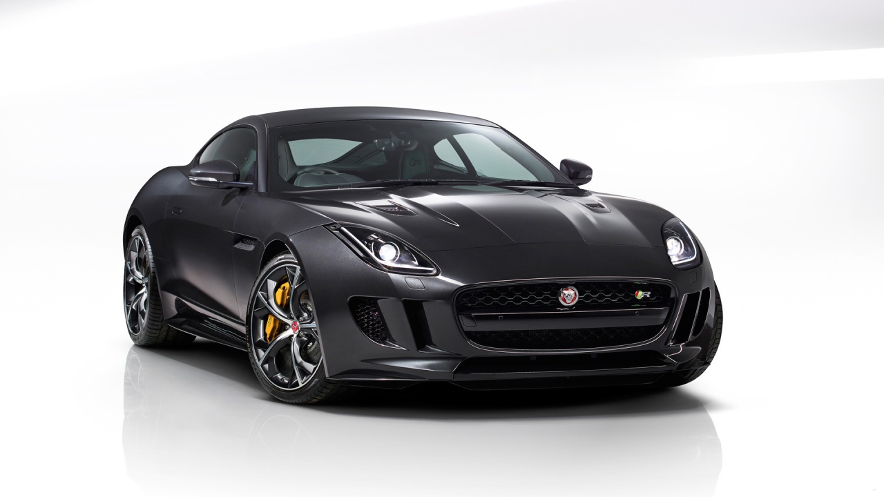Черный автомобиль Jaguar F-Type