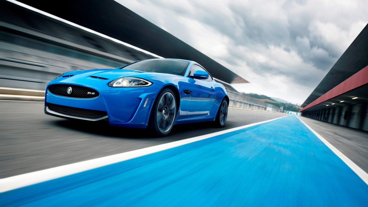 Голубой автомобиль Jaguar XKR