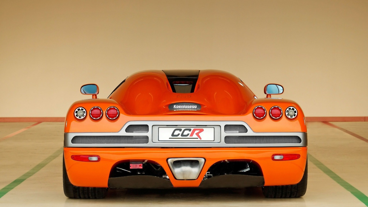 Вид сзади на оранжевый Koenigsegg CCR