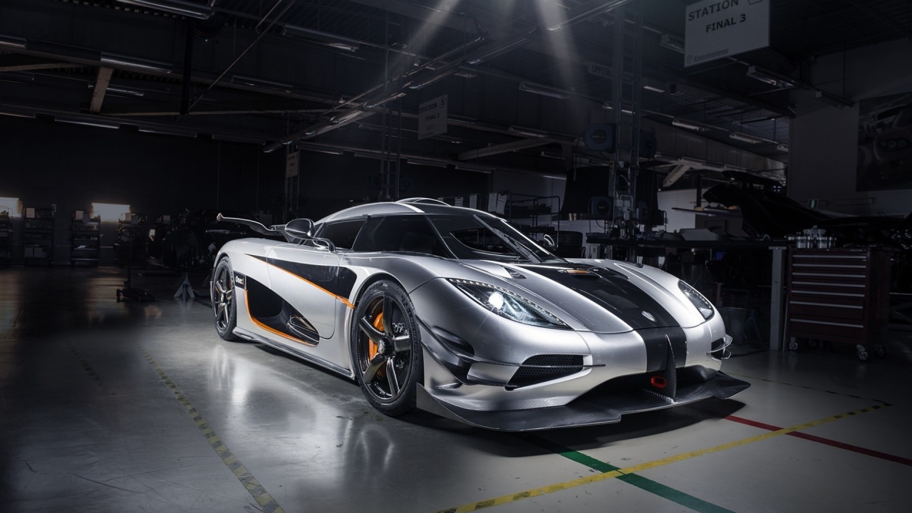 Серебристый Koenigsegg Agera в гараже