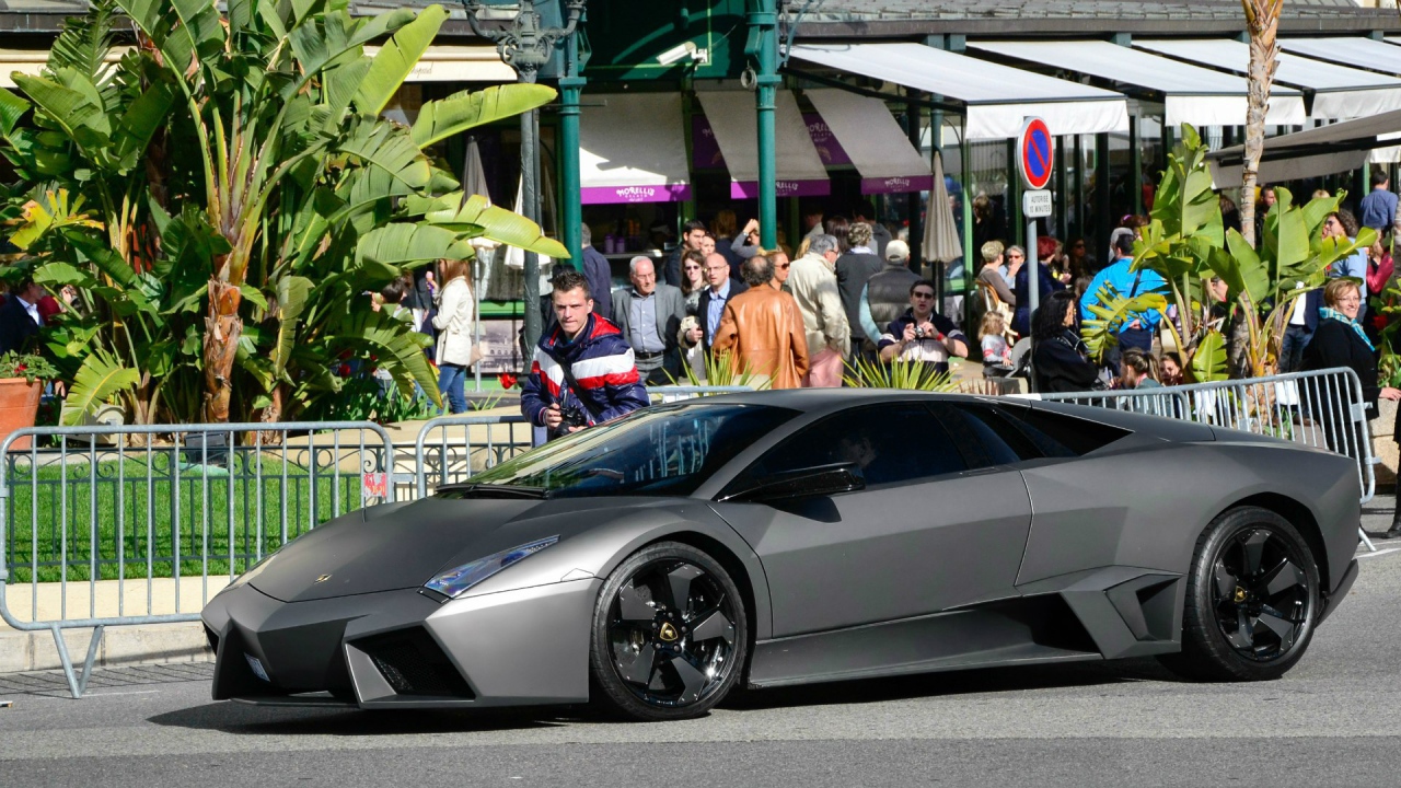 Черный Lamborghini Reventon на улице