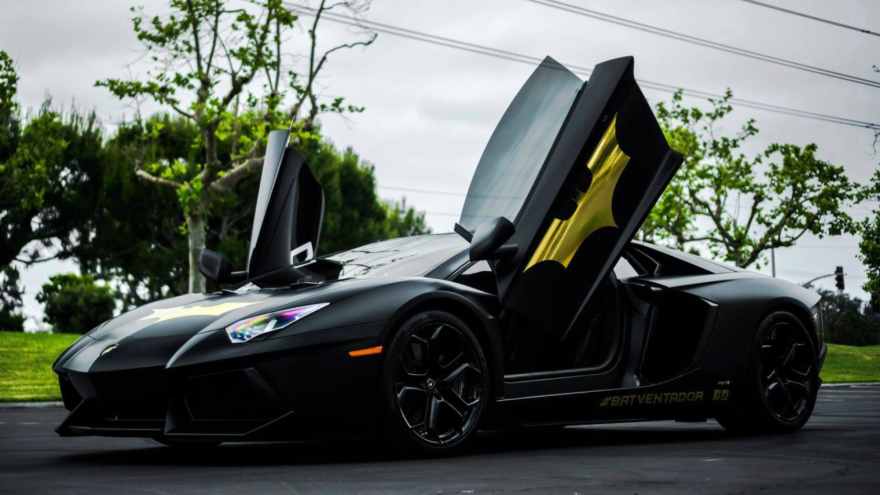 Lamborghini Aventador LP 700-4 с открытыми дверями