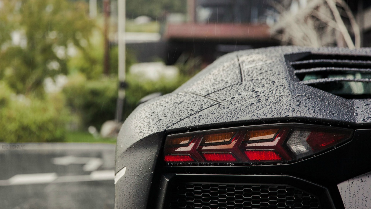Автомобиль Lamborghini Aventador под дождем