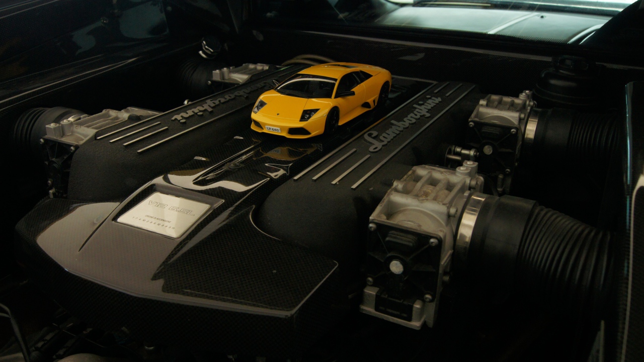Модель автомобиля на двигателе Lamborghini