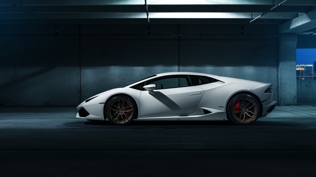 Белый Ламборгини в гараже