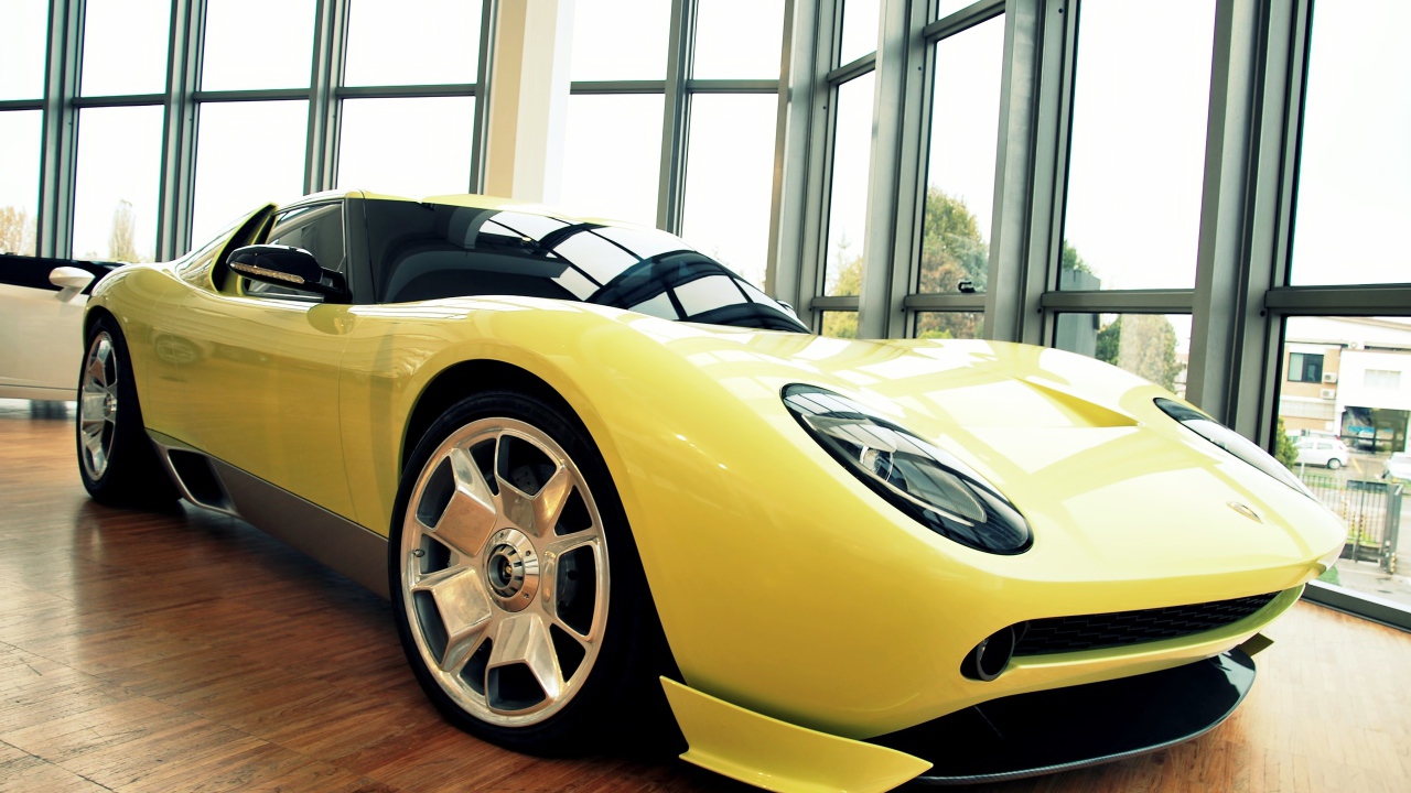 Желтый Lamborghini Miura в здании