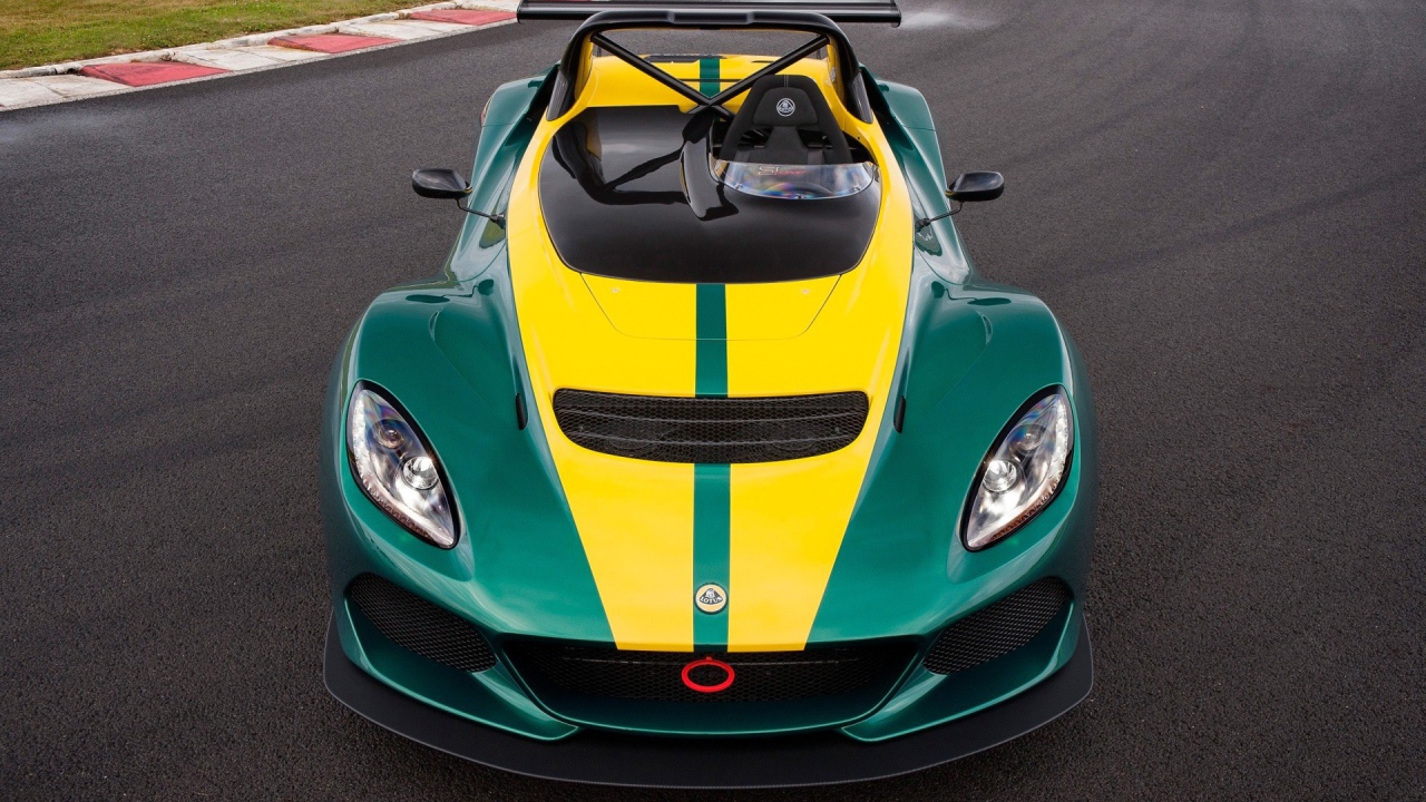 Гоночный Lotus 3-Eleven на автодроме