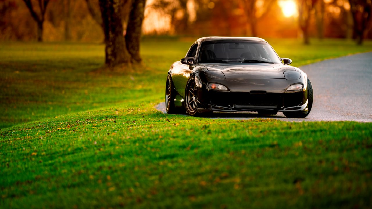 Черная Mazda RX-7 на обочине