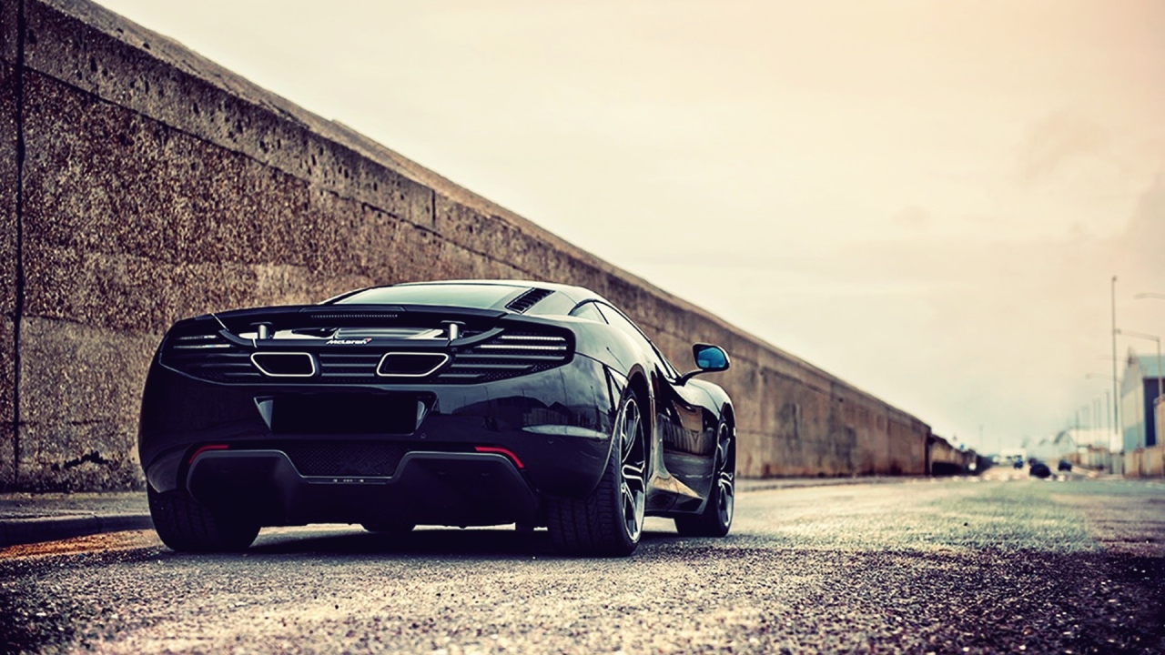 Черный McLaren MP4-12C у стены