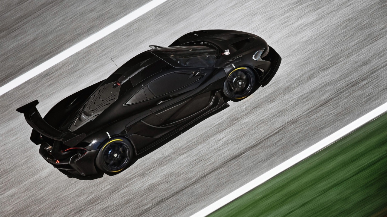 Черный McLaren P1 на сером шоссе