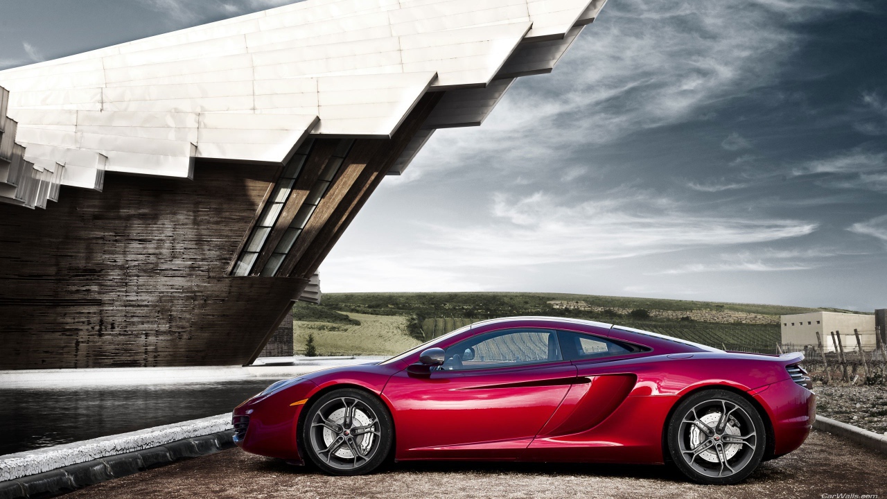 Спортивный McLaren MP4-12C у здания