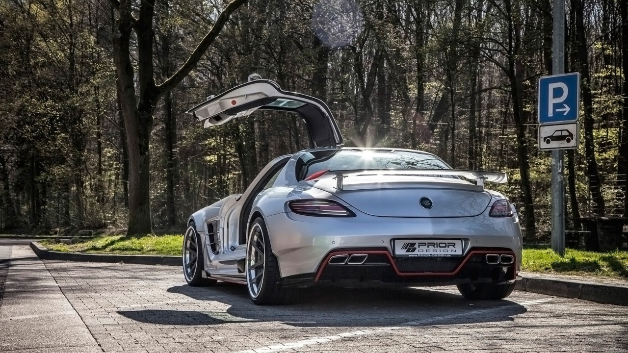 Автомобиль Mercedes-Benz SLS AMG в парке