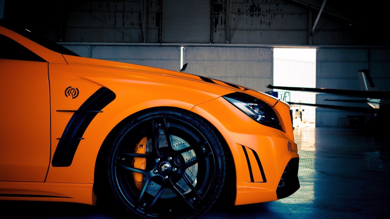 Капот и черные колеса оранжевого Mercedes-Benz CLS 63 AMG