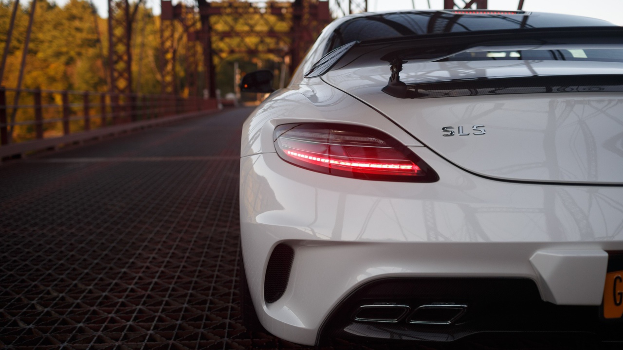 Вид сзади на белый Mercedes SLS