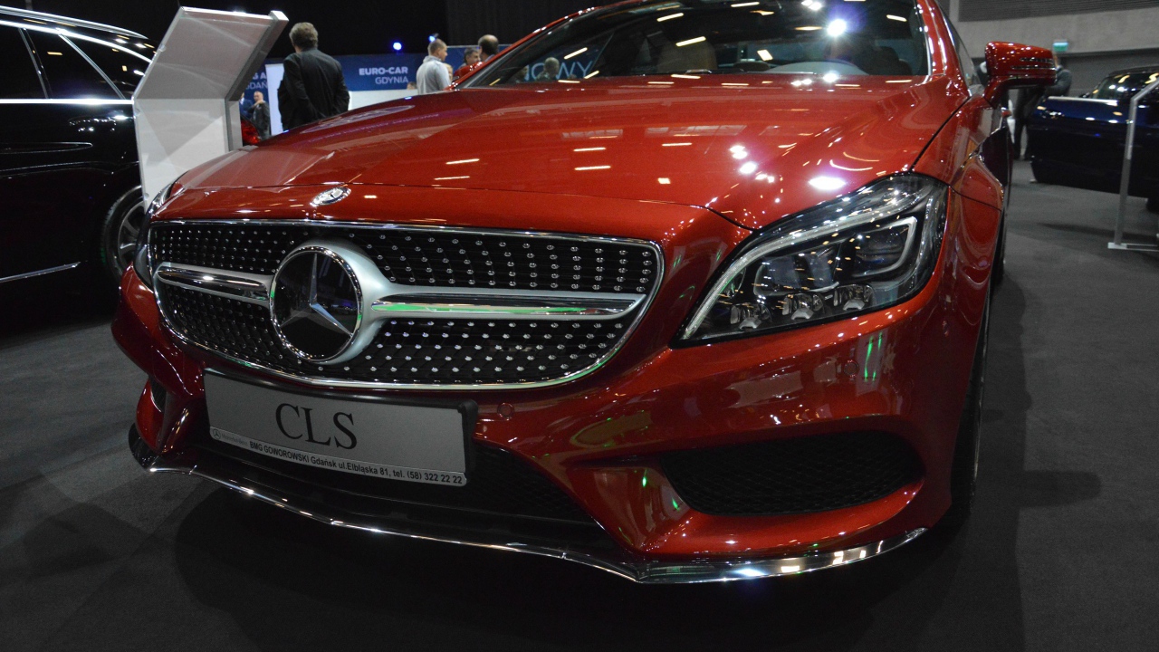 Красный Mercedes-Benz CLS на автосалоне