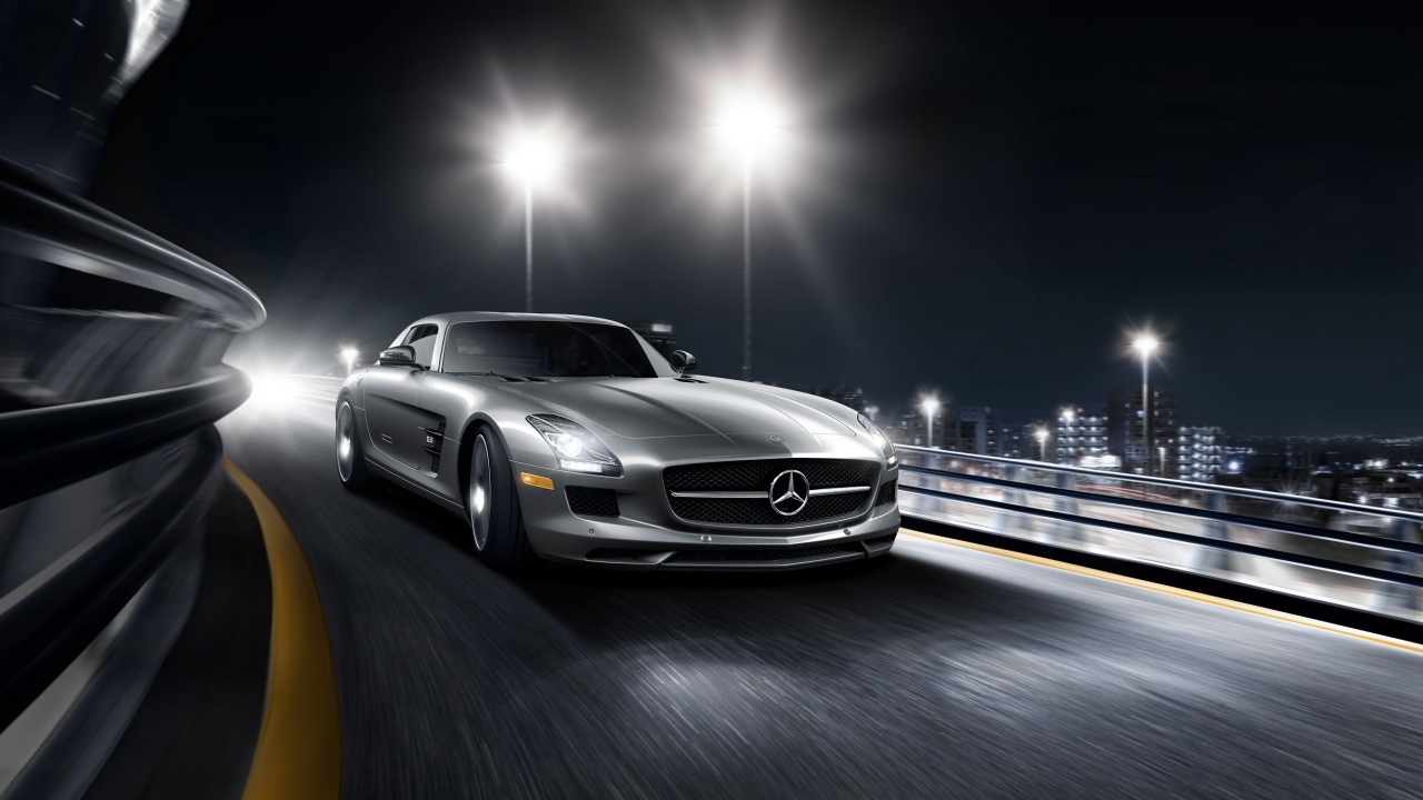 Серебристый спортивный Мерседес на повороте