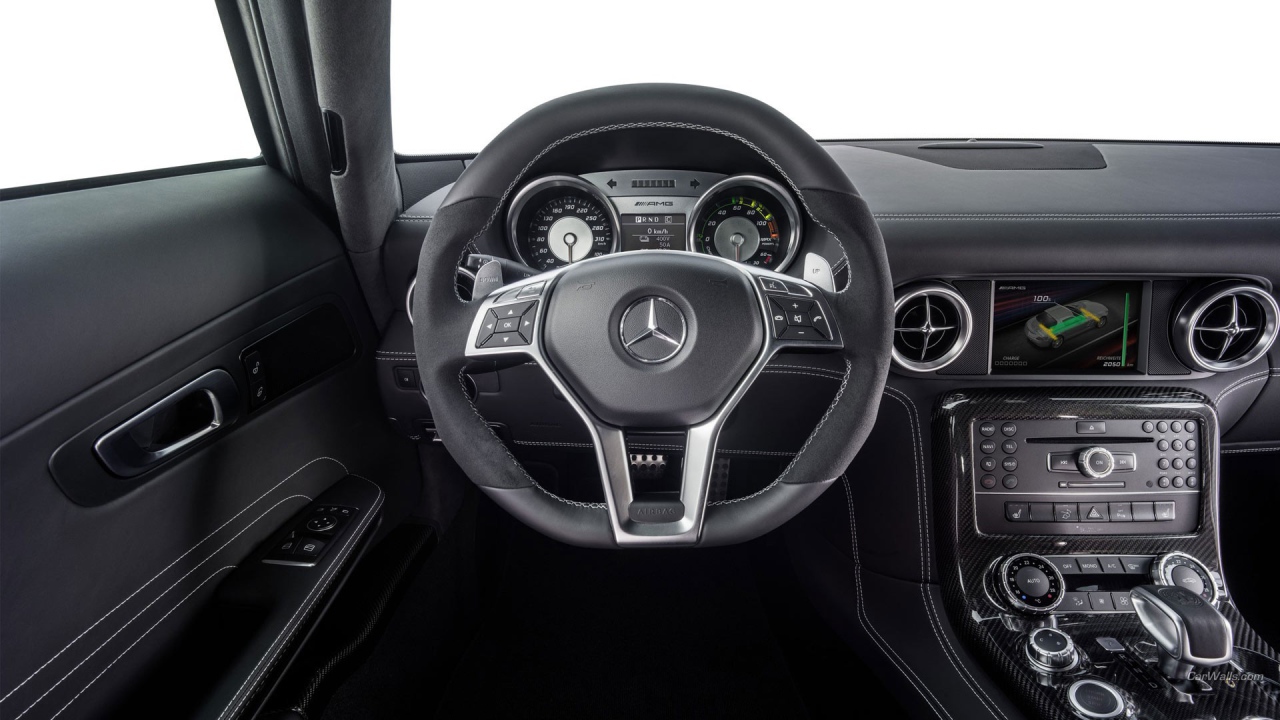 Руль и приборы автомобиля Mercedes SLS