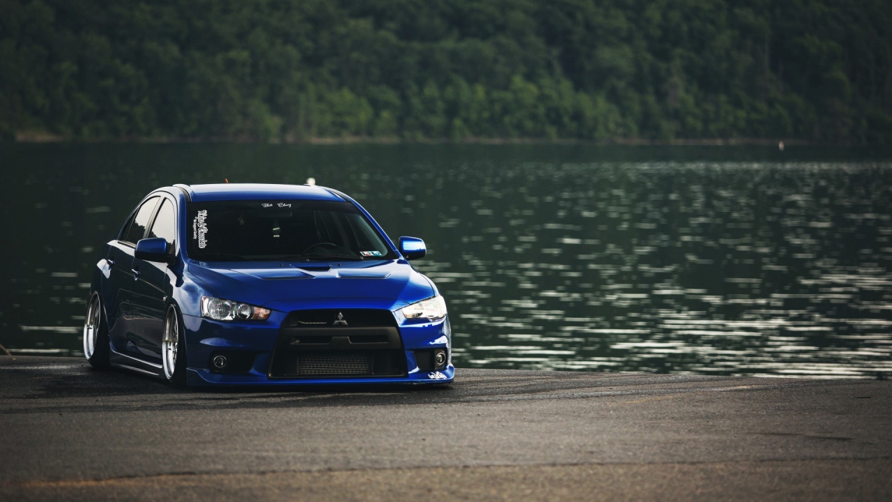 Mitsubishi Lancer Evo X голубого цвета у водоема
