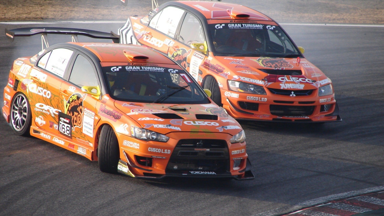 Два гоночных спортивных Mitsubishi Lancer Evolution IX