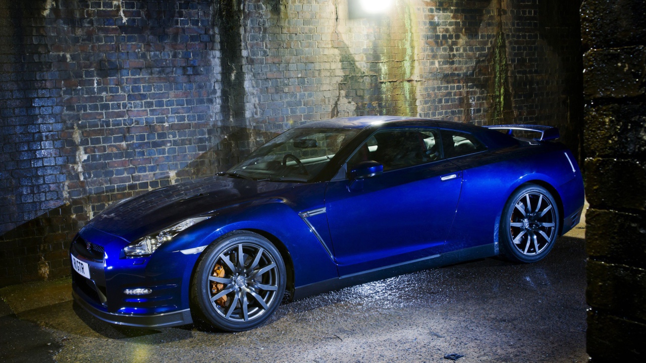 Синий Nissan GT-R среди каменных джунглей