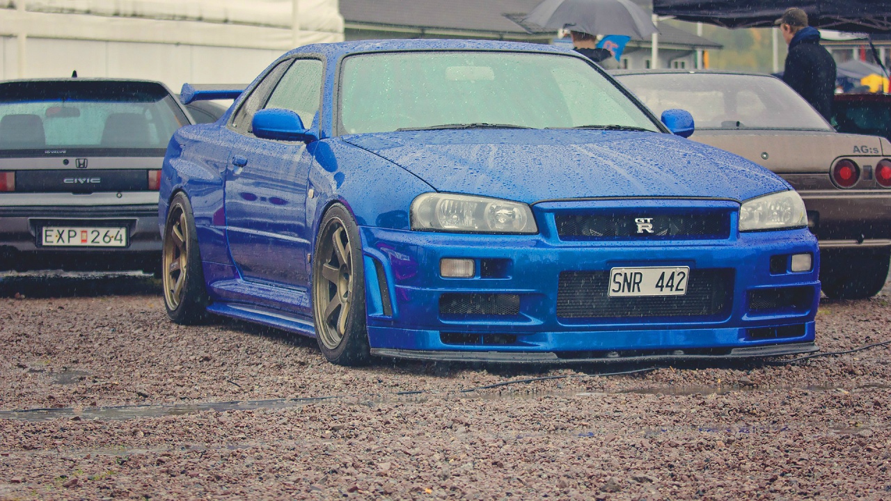 Синий Nissan Skyline GT-R