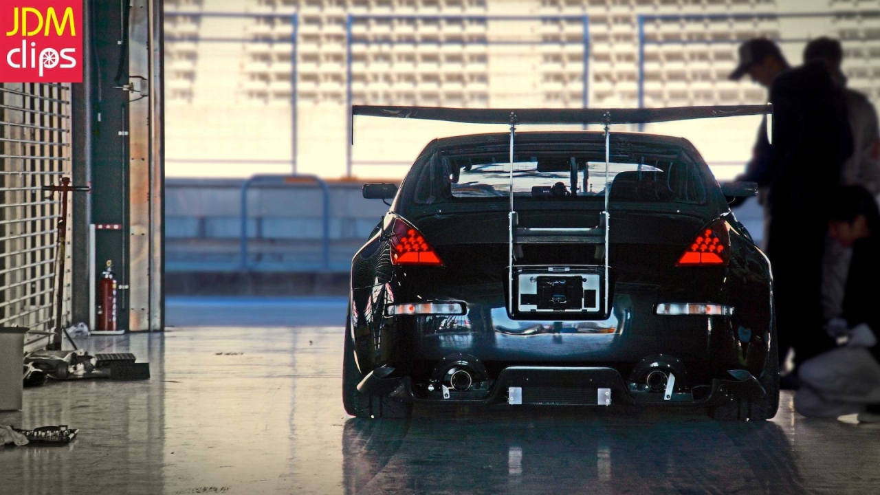 Автомобиль Nissan 350Z в гараже