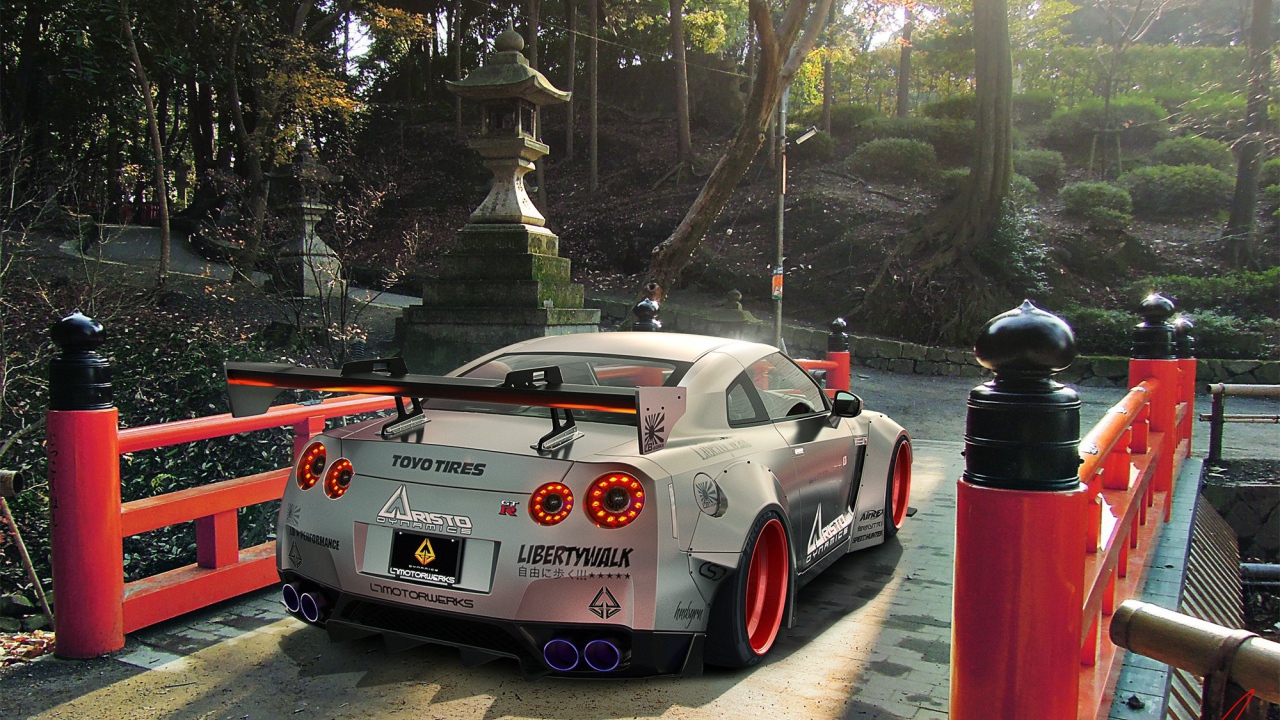 Nissan GT-R на въезде в парк