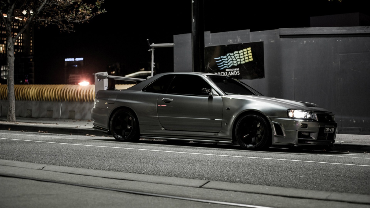 Nissan Skyline GTR R34 на улице