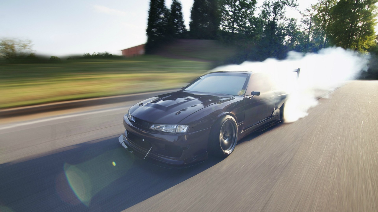 Дымящийся Nissan Silvia S14 240SX