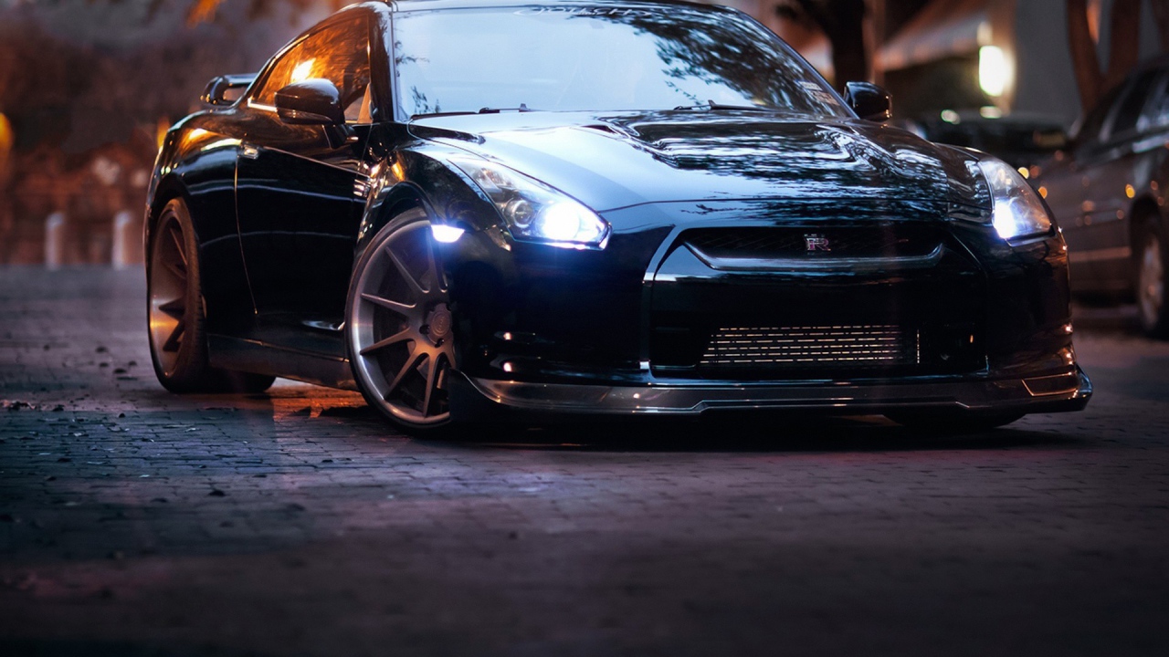Стильный черный Nissan GT-R