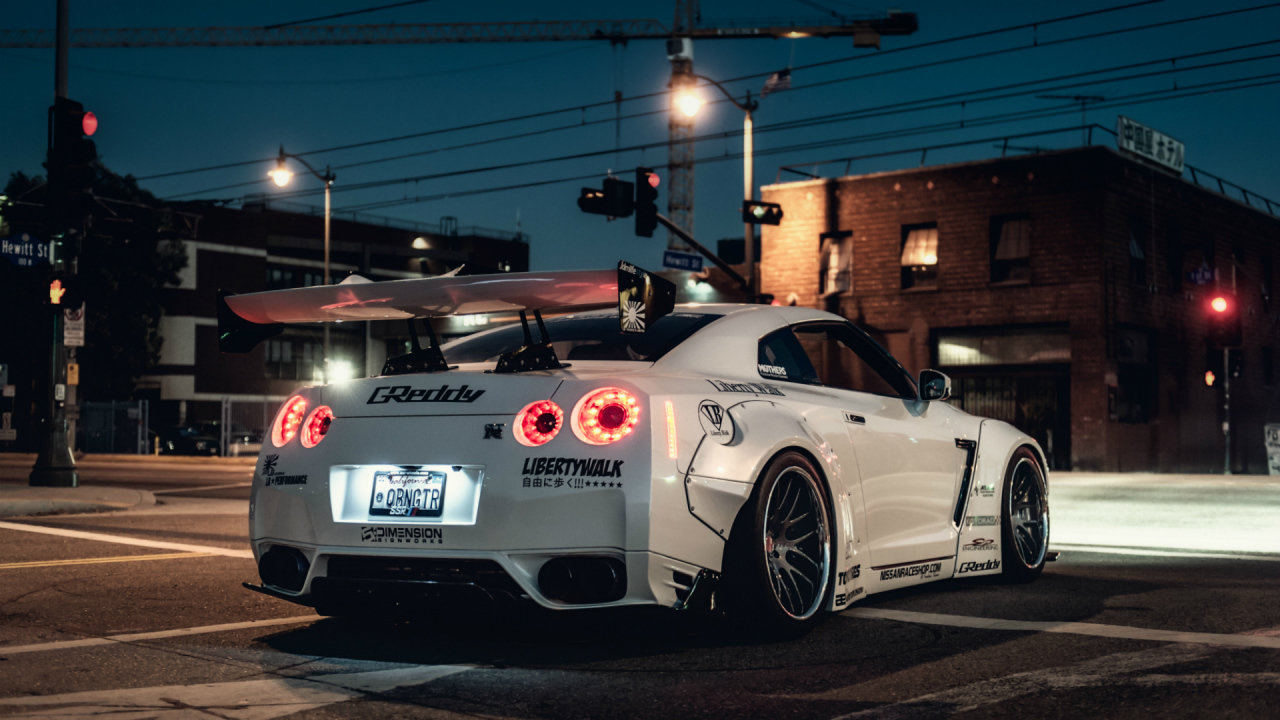 Белый Nissan GT-R